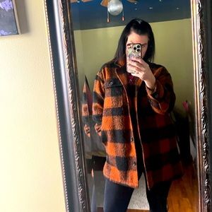 Old Navy Heavy Shirt Jacket size Medium. Very Oversized and warm.